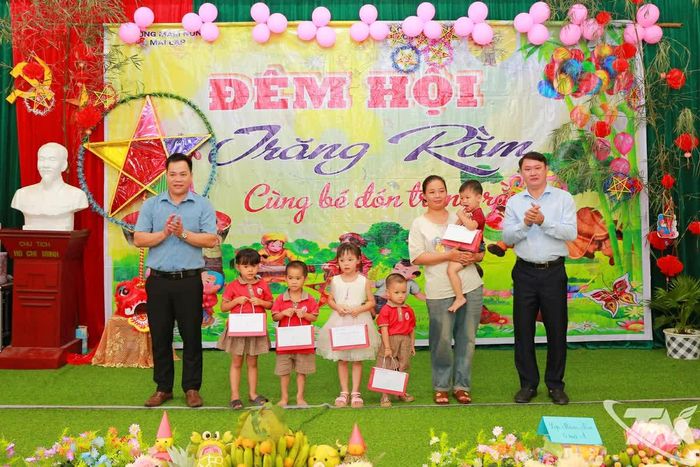 Đại diện lãnh đạo xã Thanh Mai tặng quà các em nhỏ chăm ngoan, học giỏi.