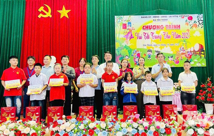 Đồng chí Nông Quang Nhất, Phó Chủ tịch UBND tỉnh tặng quà các em học sinh có hoàn cảnh đặc biệt, khó khăn ở xã Yên Thịnh.