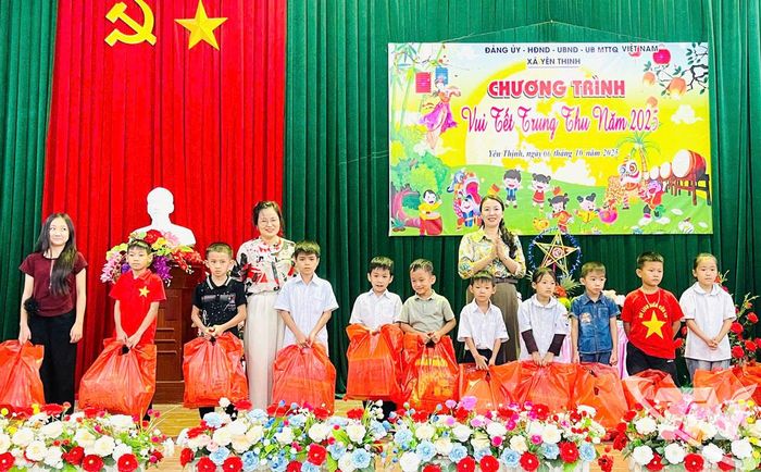 Lãnh đạo xã Yên Thịnh tặng nhiều phần quà cho học sinh có hoàn cảnh khó khăn trên địa bàn xã.
