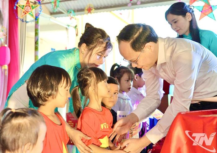Đồng chí Nguyễn Linh, Phó Chủ tịch UBND tỉnh trao quà cho các em học sinh có hoàn cảnh khó khăn trên địa bàn xã Văn Hán.