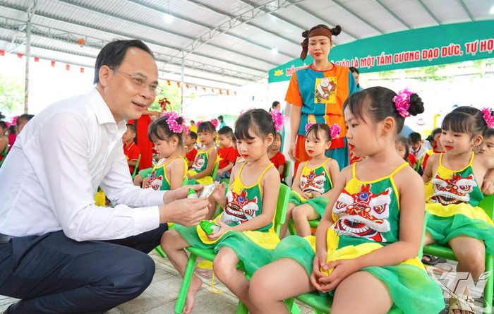 Đồng chí Phó Chủ tịch UBND tỉnh chung vui với các cháu học sinh Trường Mầm non Vân Hán.