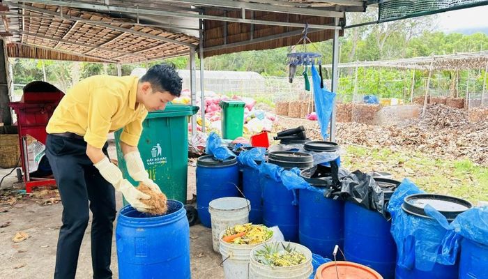 Nông dân biến rác hữu cơ sau khi thu gom về được ủ thành phân để phục vụ cây trồng. Ảnh: Q.Vũ.
