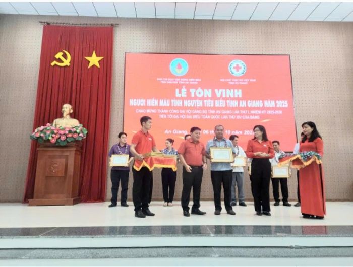 Các gia đình hiến máu tình nguyện tiêu biểu nhận Bằng khen Trung ương Hội Chữ thập đỏ Việt Nam