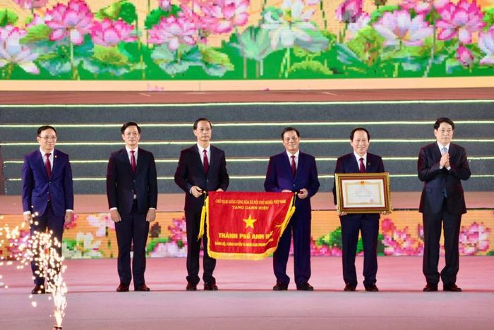 Chủ tịch nước Lương Cường trao tặng danh hiệu Thành phố Anh hùng cho Đảng bộ, chính quyền và nhân dân Hải Phòng
