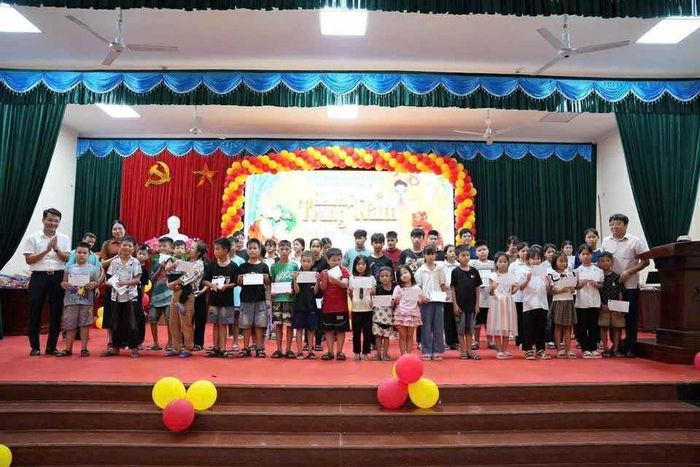 UBND xã Phạm Ngũ Lão tặng quà cho các em học sinh có hoàn cảnh khó khăn.