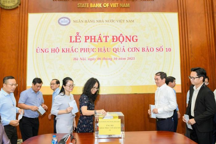 Đại diện Lãnh đạo các Vụ, Cục, đơn vị, đơn vị sự nghiệp thuộc NHNN tham gia ủng hộ