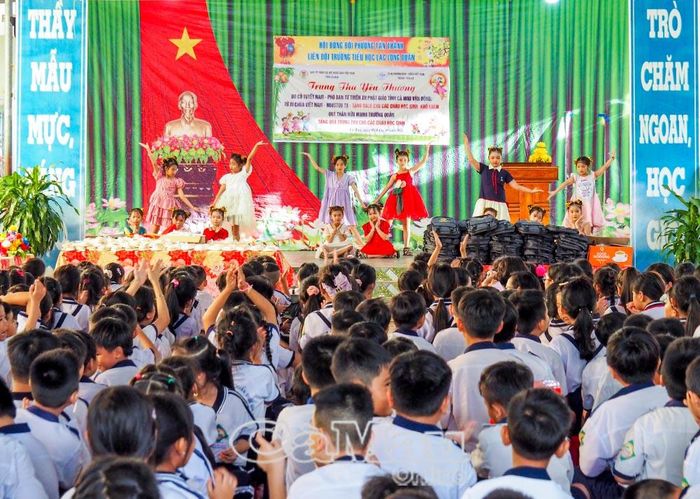 Học sinh Trường Tiểu học Lạc Long Quân biểu diễn văn nghệ vui đêm hội trăng Rằm.
