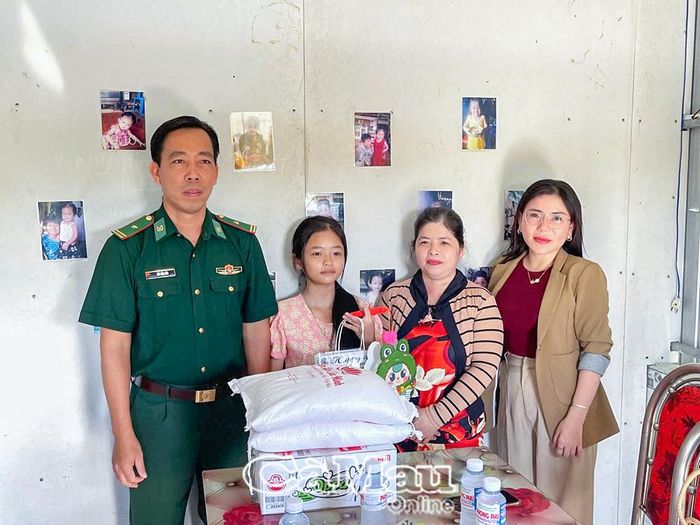 Cán bộ, chiến sĩ Đồn Biên phòng Cái Đôi Vàm trao quà Trung thu cho trẻ em không có điều kiện tham gia chương trình.