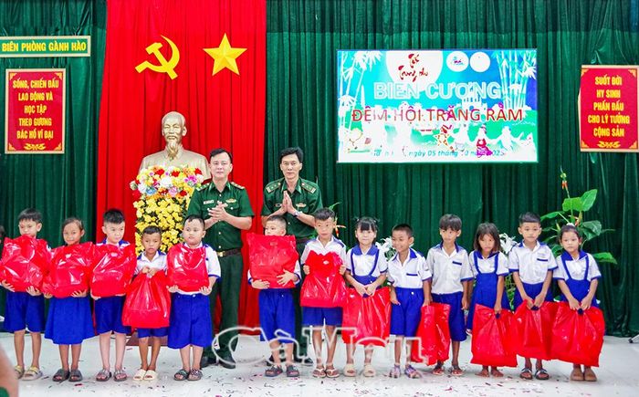 Các em học sinh có hoàn cảnh khó khăn được cán bộ, chiến sĩ Đồn Biên phòng Gành Hào tặng quà Trung thu.