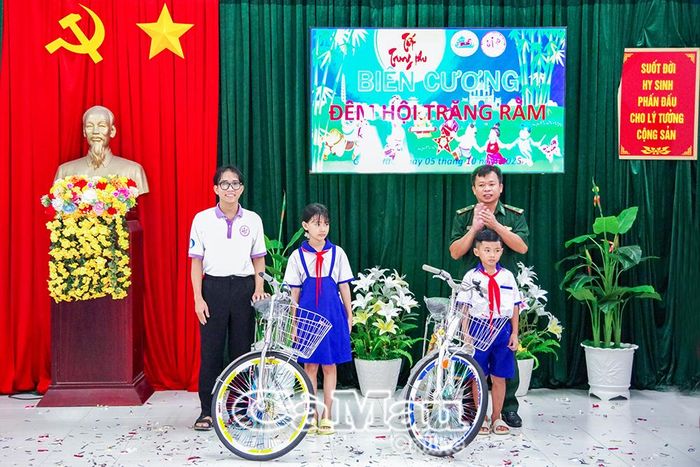 Ngoài nhận quà Trung thu, các em có hoàn cảnh đặc biệt khó khăn được các đơn vị vận động các nhà hảo tâm tặng xe đạp.