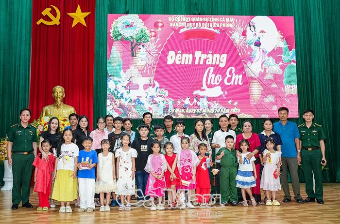 Tại Cơ quan Ban Chỉ huy BĐBP tỉnh, các em thiếu nhi là con cán bộ BĐBP Cà Mau được tổ chức đêm Trung thu vui tươi, hạnh phúc.