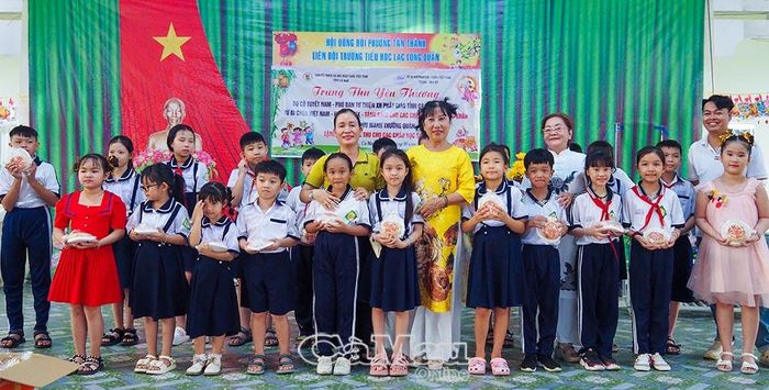 Bà Nguyễn Thị Ánh Tuyết (Tuyết Nam), Phó Ban Từ thiện Xã hội Phật giáo tỉnh Cà Mau, cùng mạnh thường quân trao ba lô cho học sinh có hoàn cảnh khó khăn và quà bánh Trung thu cho các em học sinh.