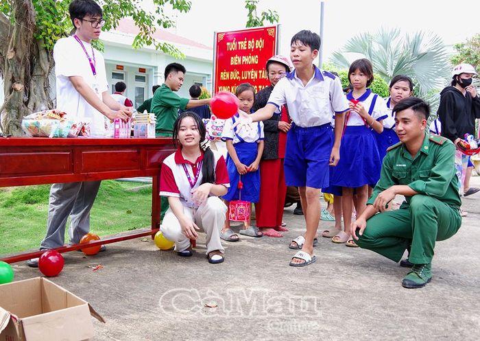 Các em học sinh hào hứng tham gia trò chơi dân gian trong Chương trình “Biên cương – Đêm hội trăng rằm” do Đồn Biên phòng Gành Hào tổ chức.
