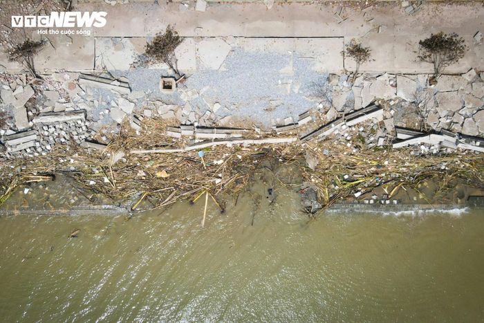 Góc nhìn từ trên cao cho thấy sóng biển và lốc xoáy tàn phá nghiêm trọng, kéo dài hàng trăm mét. Cơn thịnh nộ của thiên nhiên đã xóa sổ gần như toàn bộ, kể cả những cơ ngơi cuối cùng của các hộ kinh doanh cũ.