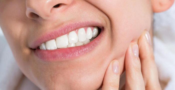 Ê buốt răng là tác dụng phụ thường gặp nhất khi dùng miếng dán trắng răng.