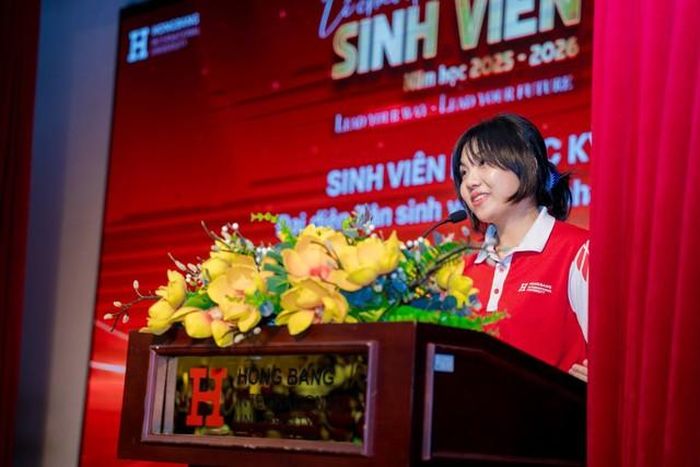 Lê Trác Kỳ – tân thủ khoa đại diện sinh viên Khóa 25 phát biểu, bày tỏ niềm tự hào và quyết tâm học tập, rèn luyện tại mái trường HIU.