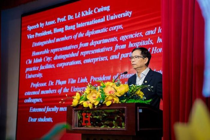 PGS.TS Lê Khắc Cường – Phó Hiệu trưởng Trường Đại học Quốc tế Hồng Bàng (HIU) phát biểu chào mừng, gửi gắm thông điệp "Lead Your Way – Lead Your Future" đến thế hệ sinh viên mới.