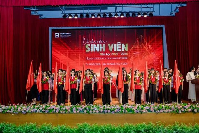 Nghi thức trao Cờ truyền thống cho 11 tân thủ khoa – biểu tượng của tinh thần "Tự hào – Tiếp nối – Vươn xa".