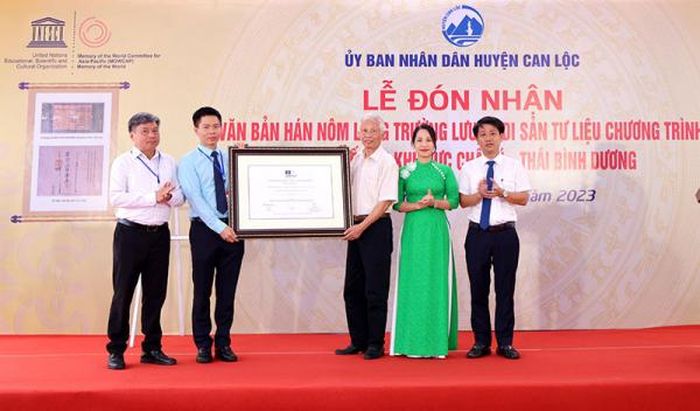 Đón nhận “Văn bản Hán Nôm làng Trường Lưu” là “Di sản tư liệu ký ức thế giới khu vực châu Á - Thái Bình Dương”.