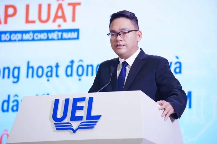 Ông Trần Minh Anh, Thẩm phán TAND khu vực 1 - TP.HCM, trình bày tham luận tại hội thảo. Ảnh: THUẬN VĂN