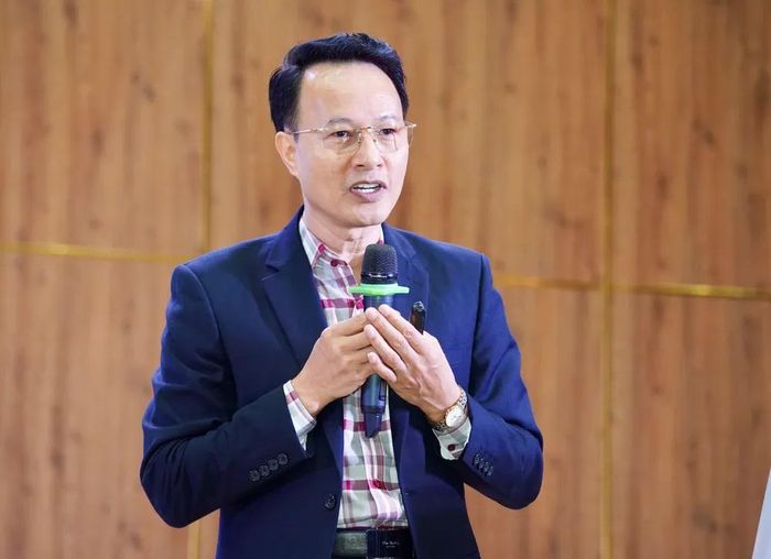 PGS.TS. Ngô Hữu Phước, Phó Trưởng Khoa phụ trách Khoa Luật Kinh tế ,Trường ĐH Kinh tế - Luật, trình bày tham luận tại hội thảo. Ảnh: THUẬN VĂN