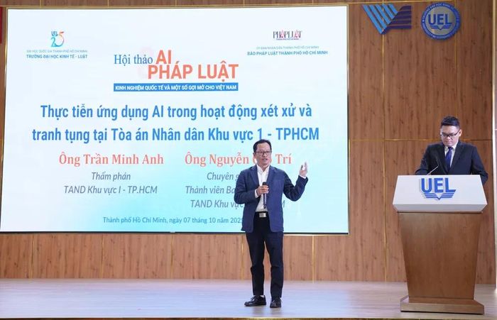 Ông Nguyễn Cao Trí (đứng) - Thành viên Ban chuyển đổi số TAND khu vực 1 - TP.HCM, hướng dẫn về ứng dụng AI trong hoạt động xét xử. Ảnh: THUẬN VĂN
