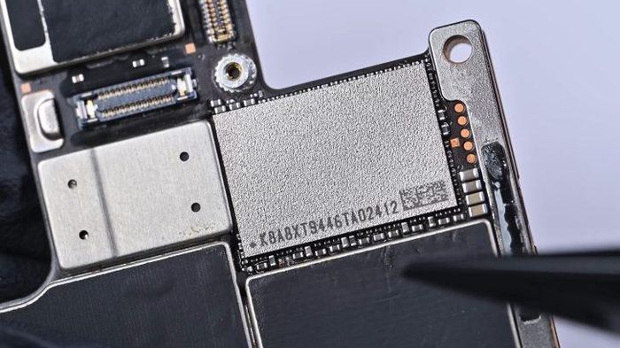  Bí quyết là tìm đúng phiên bản chip nhớ được Apple quy định trên chiếc iPhone. Ảnh: DoctorFeng/YouTube. 