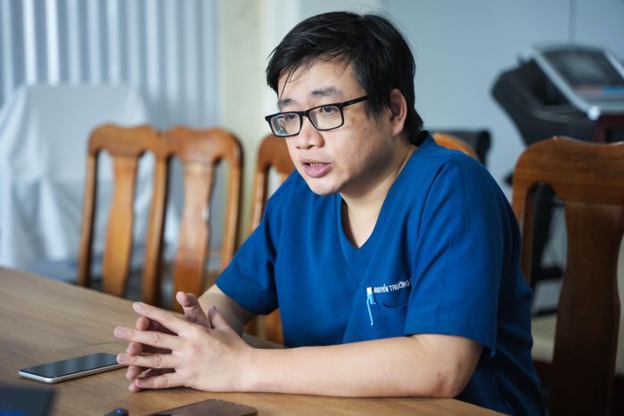  Bác sĩ chuyên khoa II Nguyễn Trường Giang, Phó giám đốc Trung tâm Phẫu thuật Gan mật - Tiêu hóa, cho hay ung thư là bệnh khó điều trị và dễ tái phát. Ảnh: Đinh Hà. 