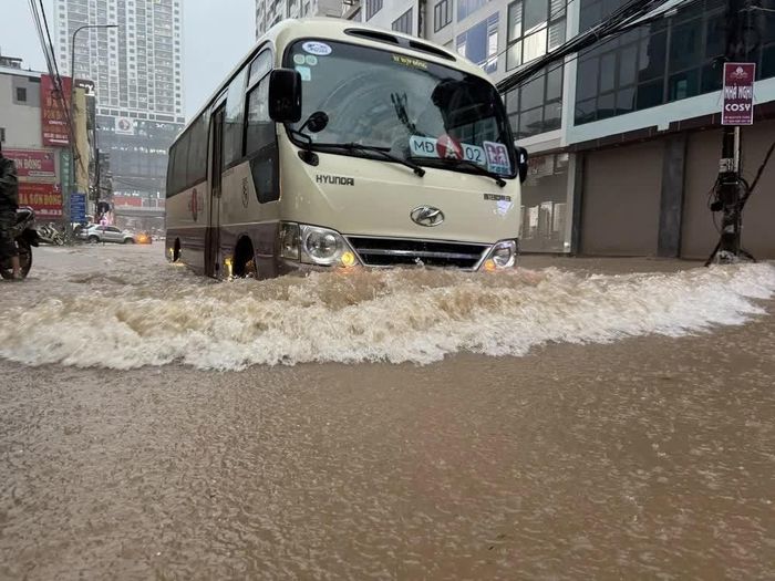Tại phố Nguyễn Tuân, nước đã dâng cao khoảng 40 cm gây khó khăn cho việc đi lại của phuong tiện tham gia giao thông. Ảnh: Quốc Lũy - TTXVN