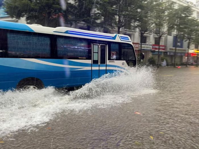 Tại ngã ba Xuân La - Ngoại giao đoàn chỉ sau vài tiếng mưa to, đường phố ở khu vực này đã ngập sâu, các phương tiện và người dân đi lại qua khu vực này khó khăn. Ảnh: Kim Anh - TTXVN