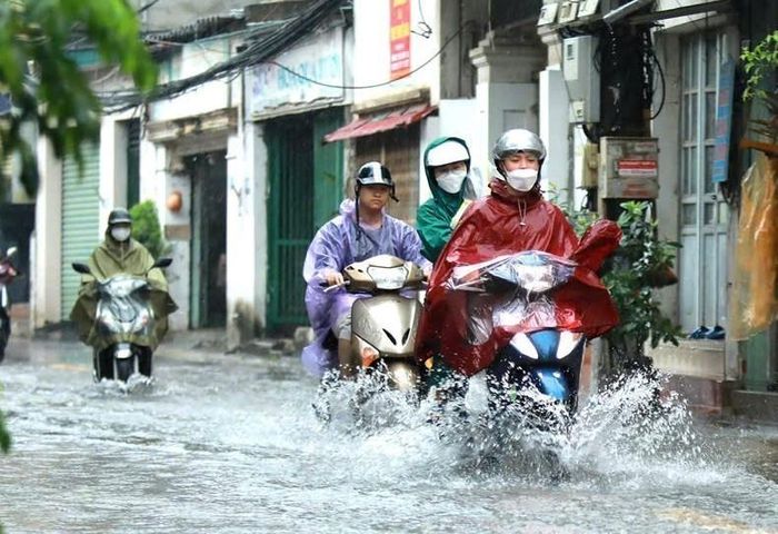 Phố Mai Phúc, phường Phúc Lợi ngập sâu. Ảnh: Thành Phương - TTXVN