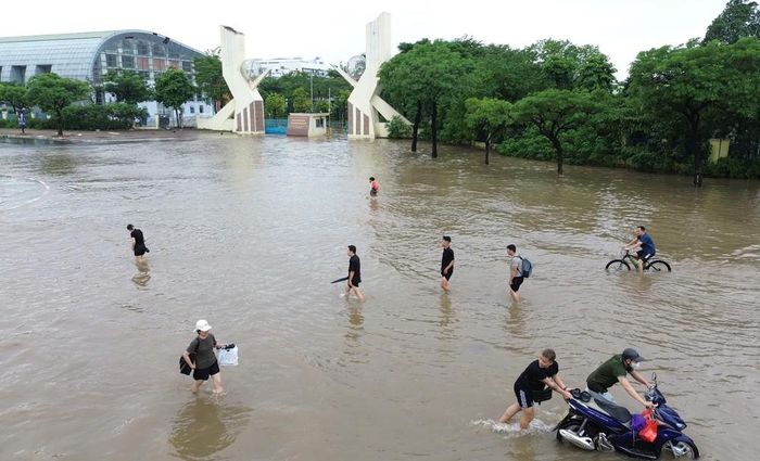 Đường Lê Đức Thọ ngập nặng khiến các phương tiện giao thông gặp khó khăn. Ảnh: Quốc Khánh - TTXVN