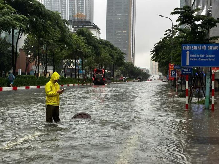 Phố Liễu Giai ngập sâu ảnh hưởng đến giao thông sáng ngày 7/10. Ảnh: Lê Đông - TTXVN