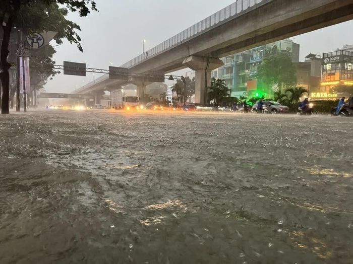 Một điểm ngập tại khu vực trường Đại học KHXH &amp; NV trên đường Nguyễn Trãi, Hà Nội. Ảnh: Quốc Lũy - TTXVN