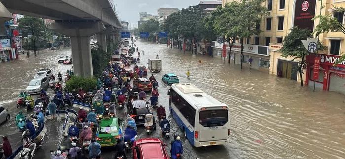 Ngập sâu khiến các phương tiện phải dồn lại, gây ách tắc giao thông trên đường Nguyễn Trãi (Hà Nội). Ảnh: Quốc Lũy – TTXVN