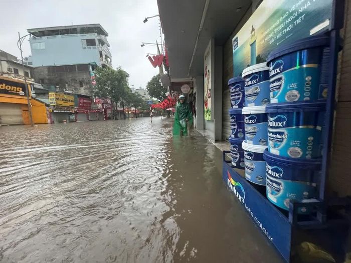 Phố Ngọc Lâm ngập sâu từ đêm do mưa lớn. Ảnh: Minh Quyết - TTXVN