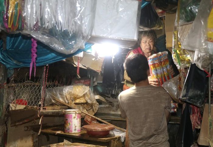 Người dân khẩn trương di dời tài sản ra khỏi vùng nguy cơ ngập lụt. Ảnh: Chu Hiệu-TTXVN.