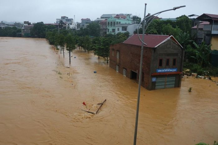 Nước sông Hiến lên rất nhanh, gây ngập lụt ở các vùng trũng. Ảnh: Chu Hiệu-TTXVN.