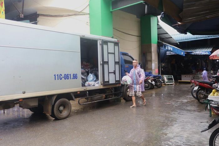 Người dân khẩn trương di dời tài sản ra khỏi vùng nguy cơ ngập lụt. Ảnh: Chu Hiệu-TTXVN.