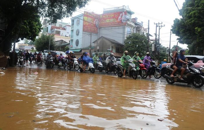 Nước sông Hiến lên rất nhanh, gây ngập lụt ở các vùng trũng. Ảnh: Chu Hiệu-TTXVN.