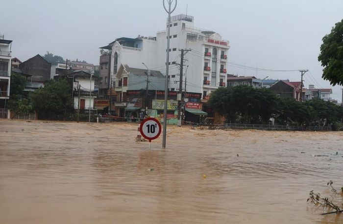 Nước sông Hiến đang lên rất nhanh, có thể gây ngập lụt ở các vùng trũng. Ảnh: Chu Hiệu-TTXVN.