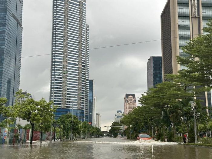 Phố Dương Đình Nghệ đoạn gần tòa nhà Kaengnam ngập sâu trong nước
