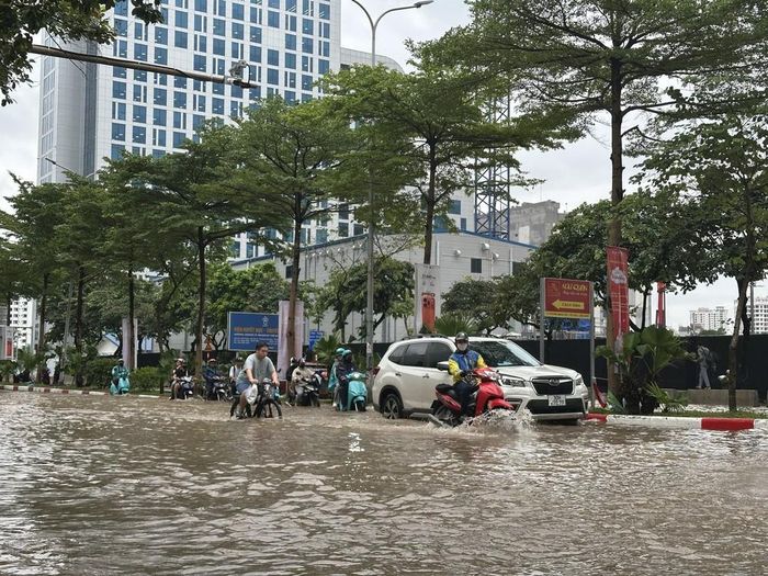 Người dân di chuyển qua tuyến phố Trung Kính