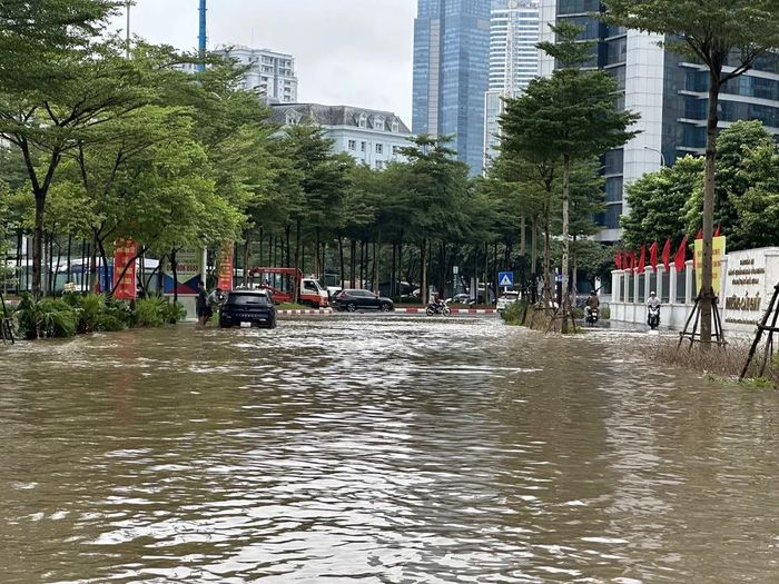 Nước ngập sâu trên đoạn phố Phạm Văn Bạch