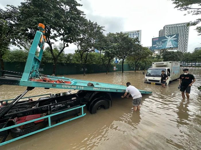 Nhiều xe phải đợi xe cứu hộ đến để đưa ra khỏi đoạn đường ngập lut
