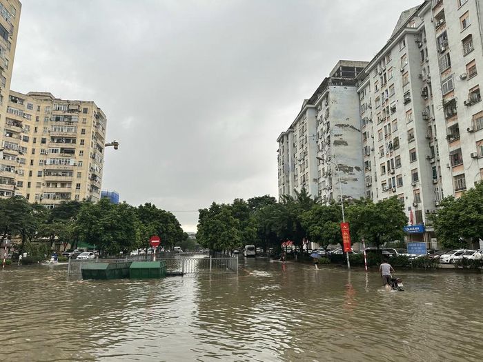 Tuyến phố Mạc Thái Tổ, nước từ kênh thoát nước tràn lên đường, khiến tuyến phố ngập sâu