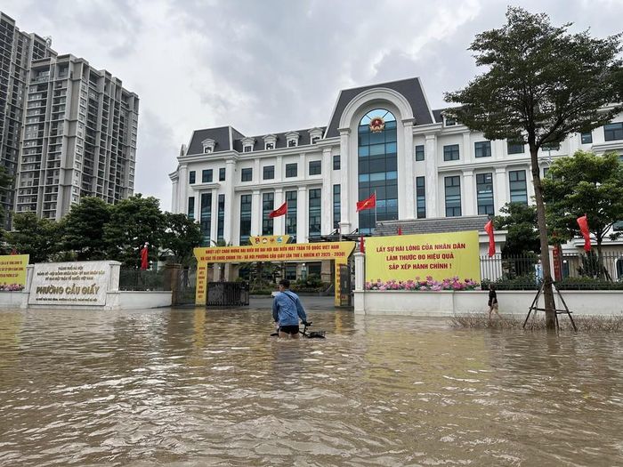 Đoạn phố phía trước UBND phường Cầu Giấy nước ngập sâu, các phương tiện không thể đi qua