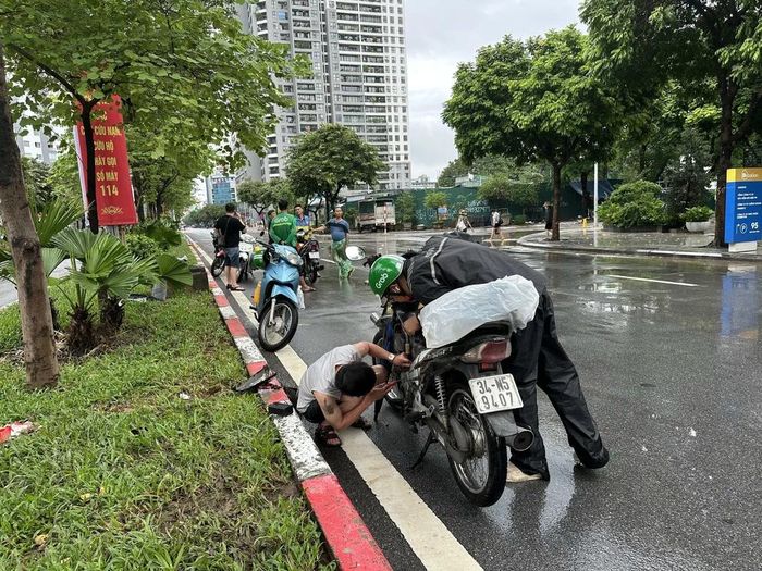 Nhiều xe bị chết máy khi cố đi qua đoạn đường ngập