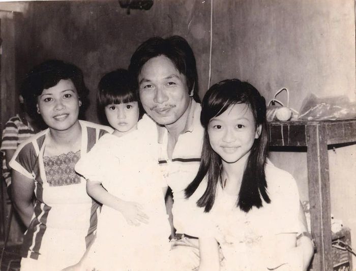 Nhạc sĩ Phú Quang, nghệ sĩ Hồng Nhung và hai con gái Giáng Hương, Trinh Hương (bìa phải)