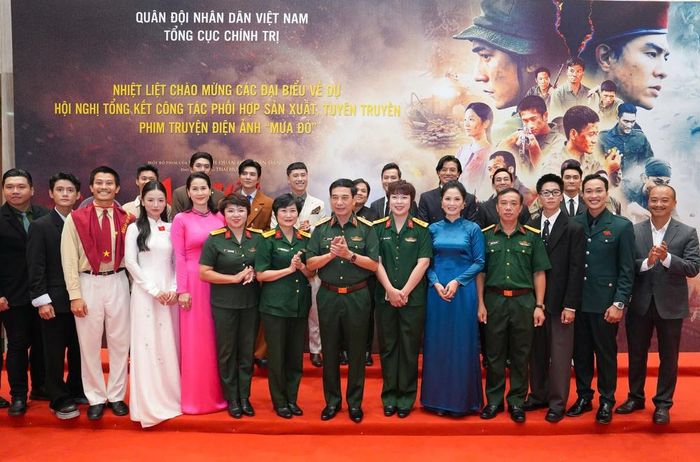 Êkip và dàn diễn viên chụp ảnh cùng Đại tướng Phan Văn Giang.